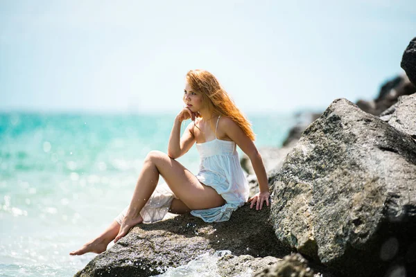 Молодая сексуальная женщина в море. Саммер Бич чувственная девушка. Девушка в белом платье на тропическом пляже отдыха. — стоковое фото