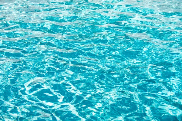 Welliges Wasser im Schwimmbad mit Sonnenreflexion. Welliges Wasser Hintergrund. — Stockfoto