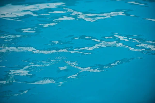 Agua en piscina, fondo con alta resolución. Onda abstracta o ondulada textura del agua. — Foto de Stock