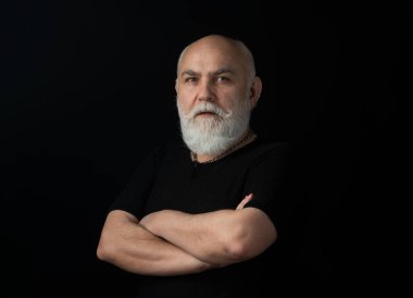 Son sınıf öğrencisi siyaha karşı kollarını kavuşturdu. Portre.