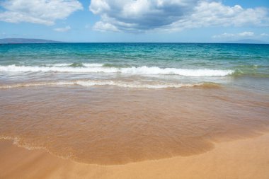 Sakin deniz sahili arka planı. Kumlu tropik yaz plajı. Okyanus suyu. Doğal deniz manzarası.