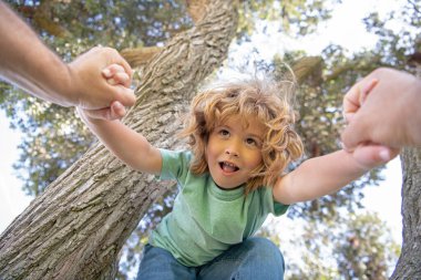 Babaların eli. Baba oğluna yardım ediyor. Ebeveyn çocuğun elini tutar..