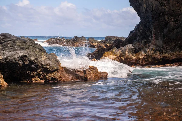 Onde marine e rocce sulla spiaggia. — Foto Stock