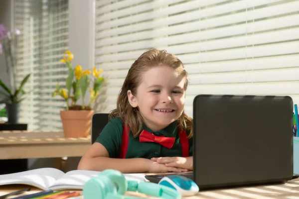Schüler lernen Englisch online in der Heimatschule. Homeschooling und Fernunterricht für Kinder. — Stockfoto