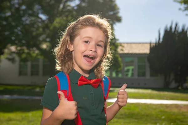 Grappige nerd. Terug naar school en naar school. Kleine scholier leerling terug naar school op kennisdag. — Stockfoto