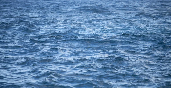 Havsvatten i krusat vatten detalj bakgrund. Havsvågor mönster. — Stockfoto