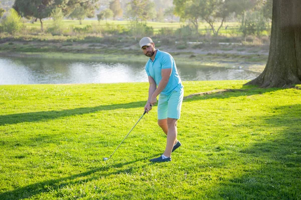 Golfista con palo de golf tomando un tiro. —  Fotos de Stock