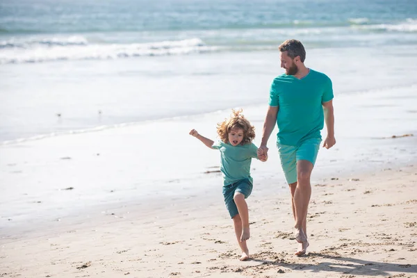 Pai e filho a correr no mar. Conceito de relações de fome. — Fotografia de Stock