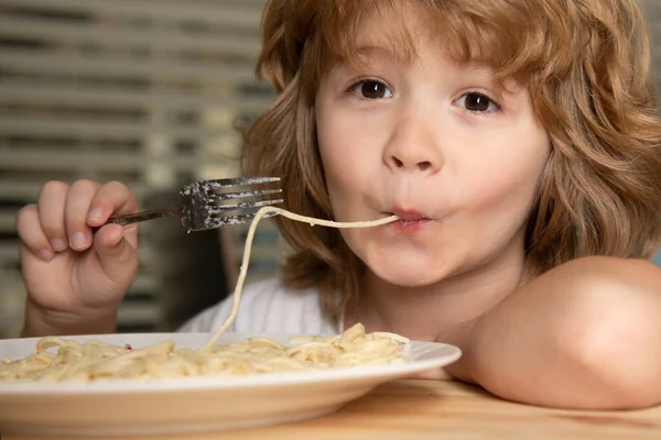 Kinderen eten pasta, spaghetti, close-up schattig grappig kind. — Stockfoto