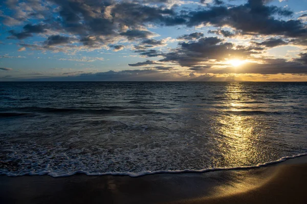 Kustlijn zonsondergang uitzicht op het strand, zomer vakantie achtergrond. — Stockfoto