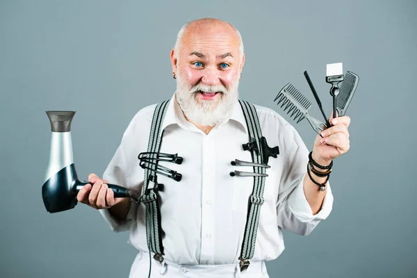 Kapper met kappersgereedschap. Vintage kapperszaak, scheren. Kapsalon oude man. — Stockfoto