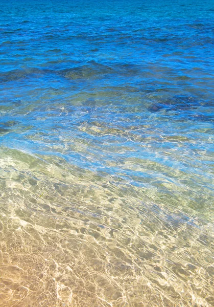 Mare astratto o ondulato sfondo texture dell'acqua. Calma la consistenza superficiale dell'acqua con spruzzi e onde. Sfondo astratto della natura. Superficie dell'acqua blu dell'oceano. — Foto Stock