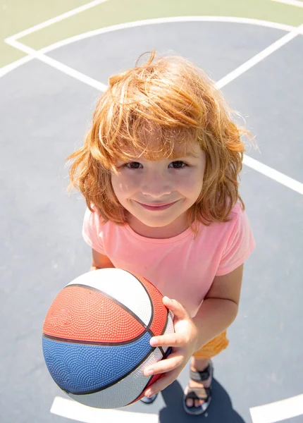 Zdjęcie dziecka grającego w koszykówkę. Twarz dzieci, portret chłopca. — Zdjęcie stockowe