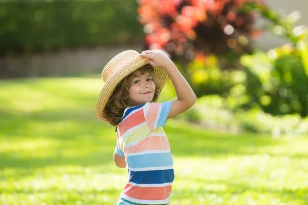 Yaz doğa parkında hasır şapkalı şirin bir çocuğun portresi. Çocukluk ve ebeveynlik kavramı. — Stok fotoğraf