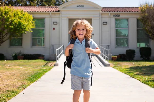 Pupul d'enfant avec des sacs à dos dans le parc près de l'école. Écolier avec sacs à dos à l'extérieur. Journée du savoir. Uniforme scolaire. — Photo
