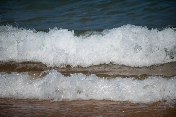 Oceano azul tropical no Havaí. Mar de verão em água limpa e clara da superfície para o fundo. Concepção de ondas. — Fotografia de Stock