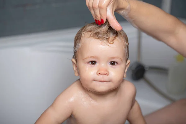 Child bubble bath. Little baby taking bath, closeup face portrait of smiling boy, health care and kids hygiene. — Stockfoto