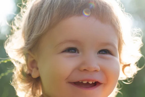 Porträt eines glücklichen lachenden Kindes. Nahaufnahme positive Kinder zugeschnittenes Gesicht. Baby lächelnd, süßes Lächeln. — Stockfoto