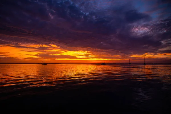 De manhã cedo, o nascer do sol sobre o mar. Pôr do sol refletindo. — Fotografia de Stock