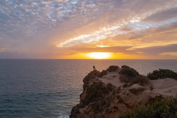 Acalme o mar e a rocha com o céu do por do sol e o sol através das nuvens sobre. Oceano e céu fundo, paisagem marinha, ibiza. — Fotografia de Stock