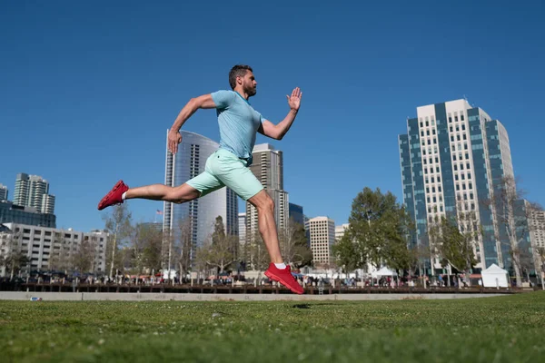 サンディエゴ市内を走る陸上競技の若者. — ストック写真