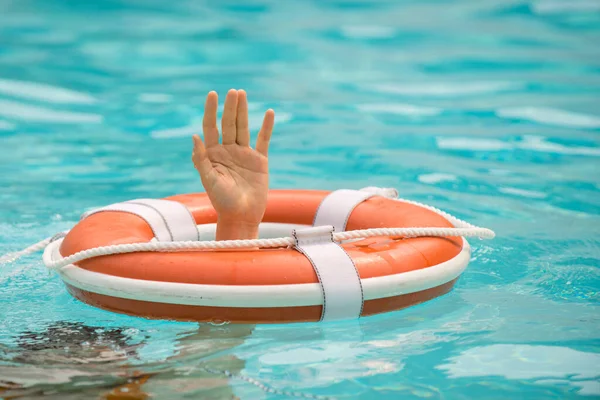 Redding zwemring. Verdrinkende persoon. Niet zwemmen. Noodapparatuur voor waterredding. — Stockfoto