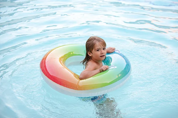 Zomervakantie. Zomer kinder weekend. Een jongen in een zwembad. Kind in aquapark. — Stockfoto