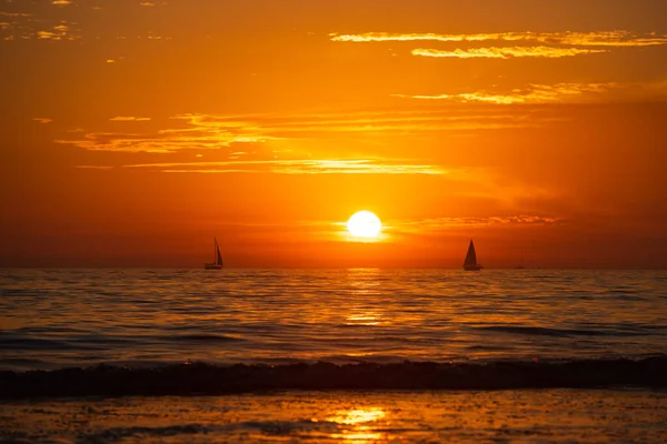 Seascape golden sunrise over the sea. Nature landscape. Beautiful orange and yellow color on ocean sunset. Seascape with gold sky and clouds. — Stock Photo, Image