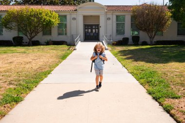 Okul çocuğu dersin sonunda çocuk parkında koşuyor. Okul mesleği. Çocuk eğitimi konsepti.