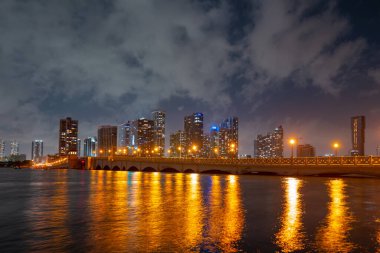Biscayne Körfezi 'nden Miami şehri gökyüzü manzarası.