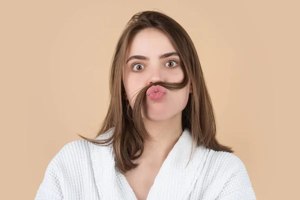 Una mujer graciosa con bigotes. Peinado, concepto de peluquería. —  Fotos de Stock