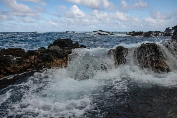 海浪在海中的岩石上飞溅.波浪以水底拍打大海中的石头. — 图库照片