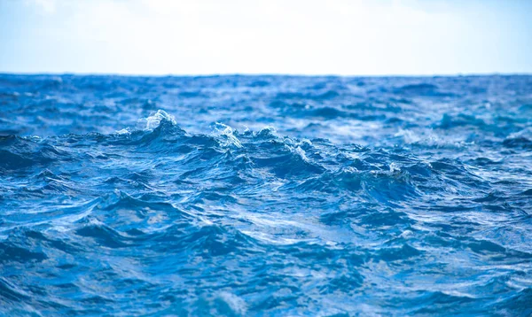 Tropische blauwe oceaan in Hawaï. Zomer zee in schoon en helder water van het oppervlak voor de achtergrond. Ontwerp van het golfconcept. — Stockfoto