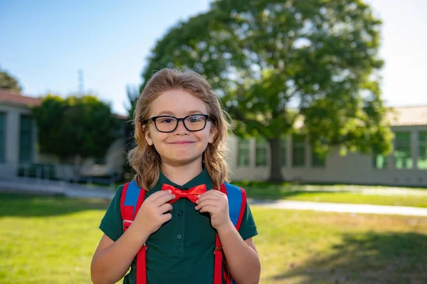 Okul çocuğu konsepti. Şirin bir öğrenci, okul üniformalı açık hava çantalı bir çocuk. İnek öğrenci portresi. — Stok fotoğraf
