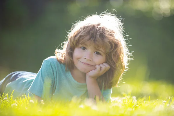 Niños acostados en la hierba, lindo niño en verano naturaleza hierba campo parque. — Foto de Stock