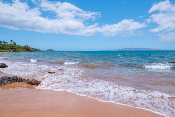 Kumlu sahilde mavi okyanus dalgası. Yaz mevsiminde gün batımında plaj. Plaj manzarası. Tropik deniz manzarası, sakinlik, dinlendirici güneş ışığı.
