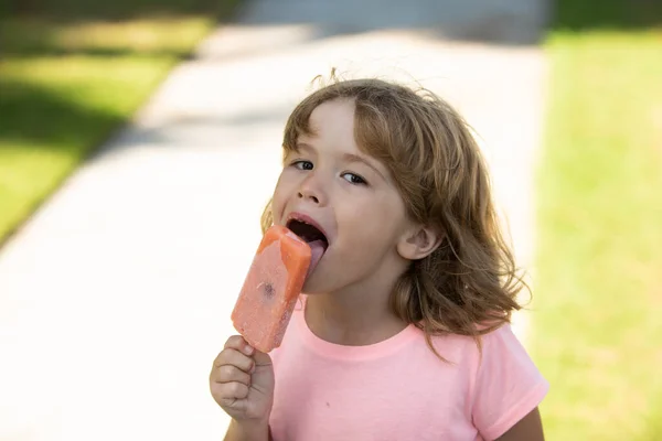 Cara de criança, menino comendo sorvete, retrato. — Fotografia de Stock