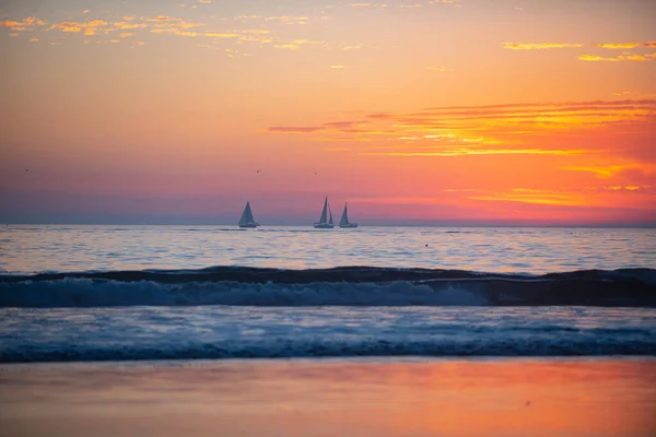 海で日没。ビーチで日の出。カラフルな海、コピースペース付きの自然景観の背景. — ストック写真