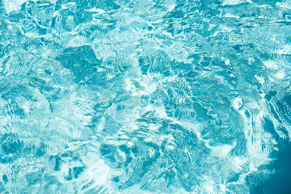 Textura superficial transparente y tranquila del agua. Fondo abstracto de la naturaleza. Patrón de agua marina. — Foto de Stock