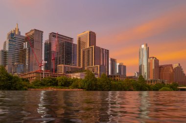 Austin, Teksas 'ın merkezindeki Skyline' da. Colorado Nehri 'nde Austin Sunset. Günbatımı şehri. Sudaki yansıma.