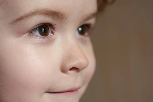 Retrato de perfil infantil caucásico de cerca. Cara de niños. — Foto de Stock