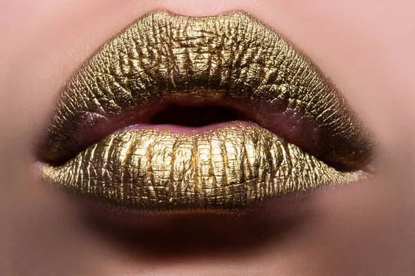 Los labios dorados. Boca de mujer cerca con lápiz labial de color dorado en el labio. Labios brillantes que muerden. —  Fotos de Stock