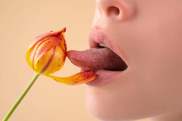 Kobiece usta z naturalną szminką. Usta zmysłowych kobiet. Lip z błyszczącą szminką. Uwodzicielskie usta młodej kobiety. — Zdjęcie stockowe