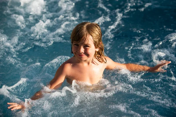 Bambino felice che gioca in piscina. Concetto vacanza estiva. Vasca idromassaggio. Vacanze estive per bambini. — Foto Stock