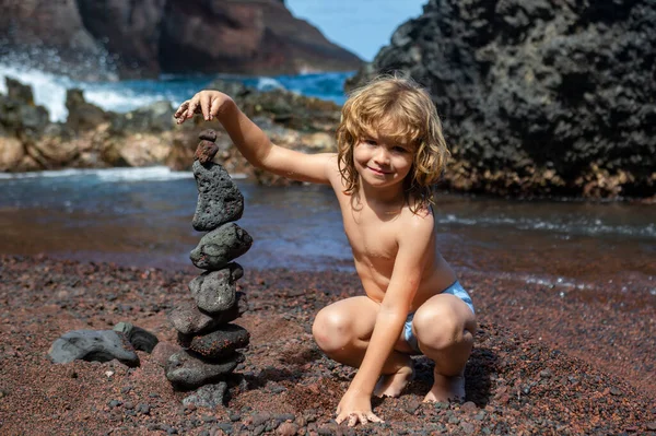 海のビーチ、瞑想、スパ、調和の小さな男の子禅の石。落ち着いたバランスのコンセプト. — ストック写真