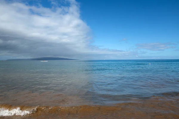 Pantai dan latar belakang laut tropis. Konsep relaksasi musim panas. — Stok Foto