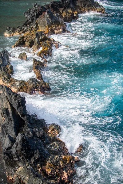 Rocha e mar. Vista de turuoise água e lava rochas praia, ondas oceânicas atlânticas. Fundo de viagem tópico. Ilhas de Tenerife ou Havaí. — Fotografia de Stock