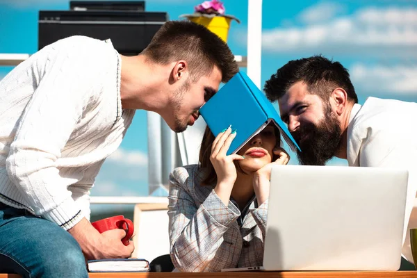 Empresários. Trabalhadores de escritório a falar. Secretário, assistente e gerente. Negócios no espaço de trabalho ao ar livre. — Fotografia de Stock