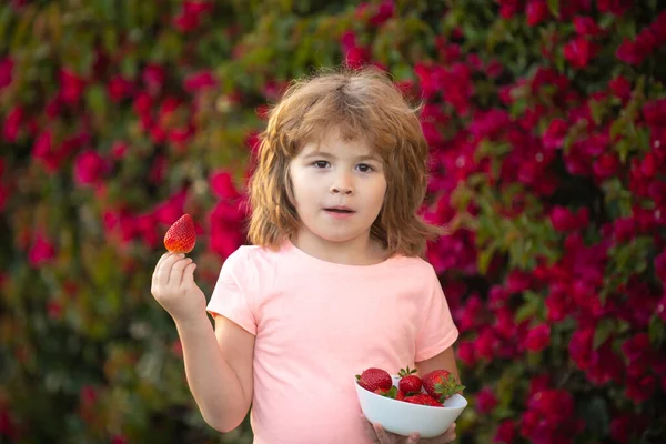 面白い顔して。幸せな幼児男の子とともに新鮮なイチゴ. — ストック写真