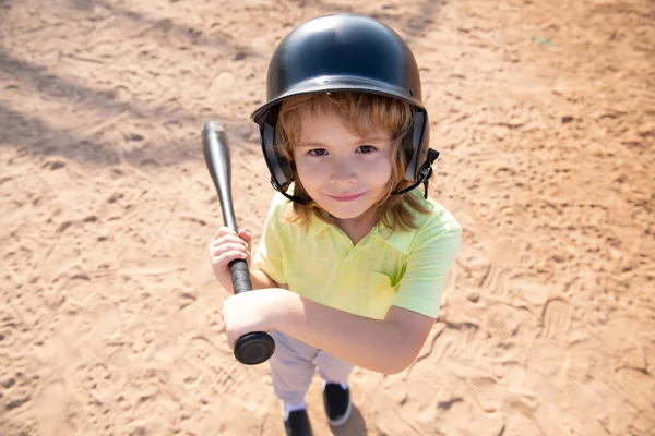 Kinder slagvrouw op het punt om een worp te raken tijdens een honkbalwedstrijd. Kid honkbal klaar om te slaan. — Stockfoto